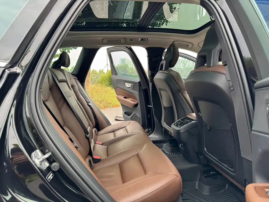 Volvo XC60 — фото 19