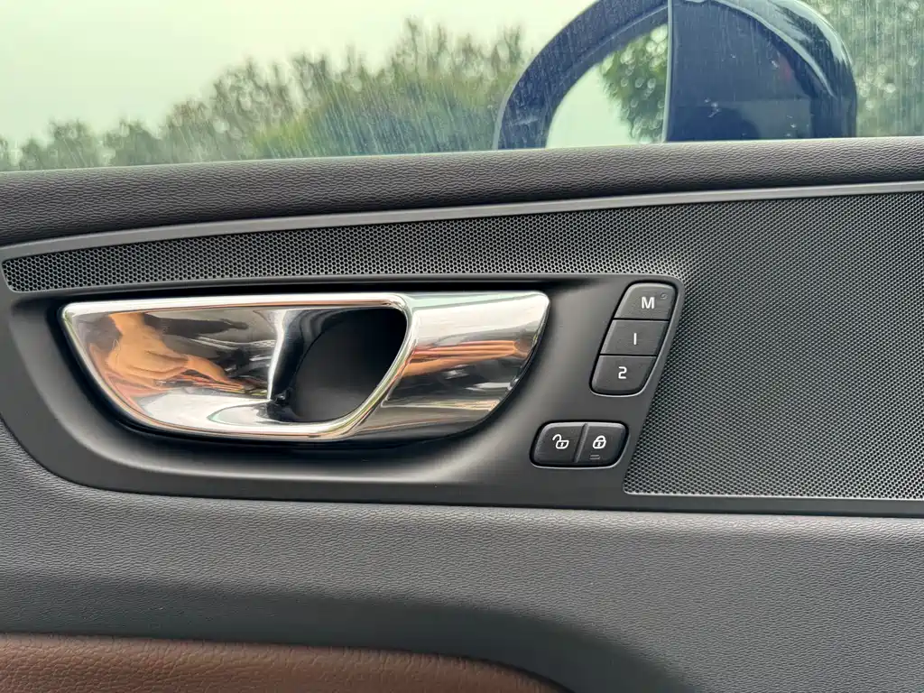 Volvo XC60 — фото 20