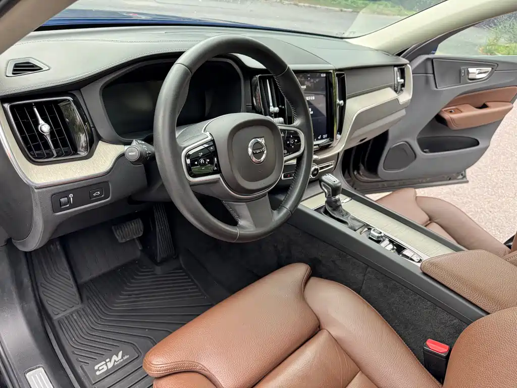 Volvo XC60 — фото 10
