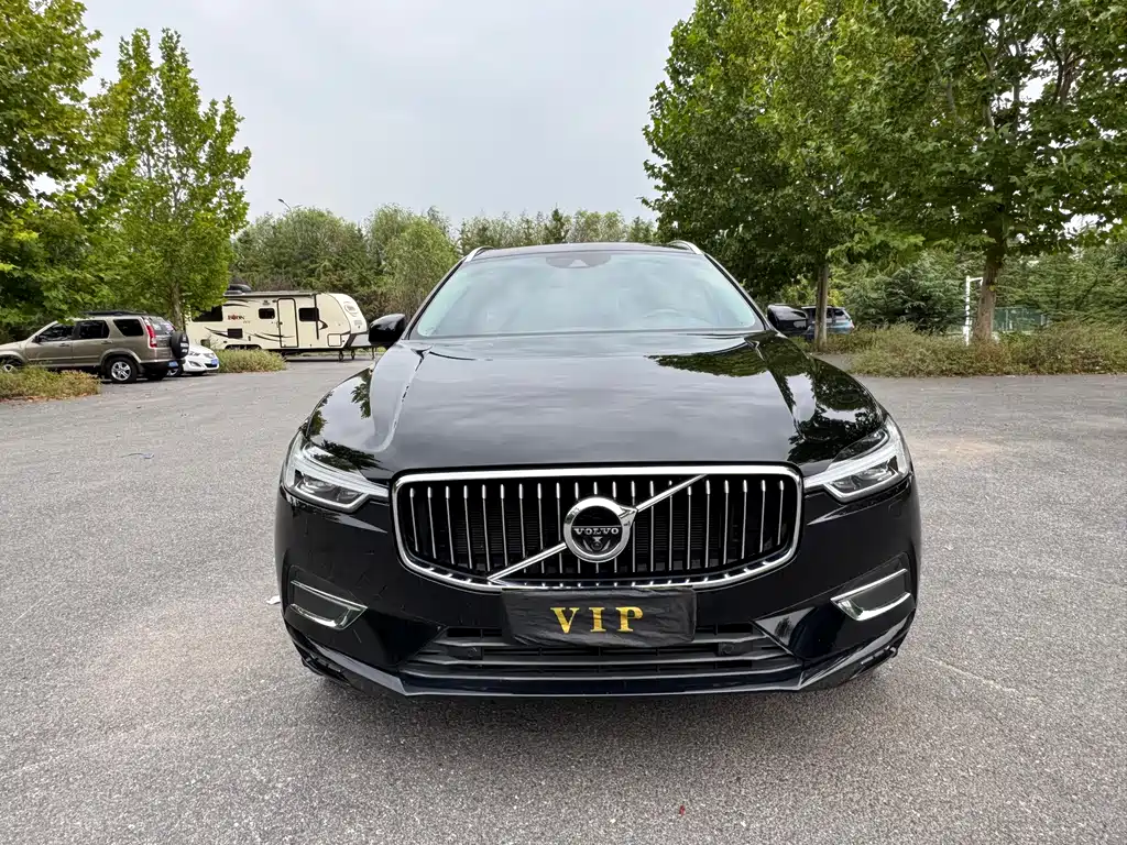 Volvo XC60 — фото 1