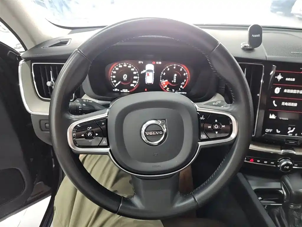 Volvo XC60 — фото 11