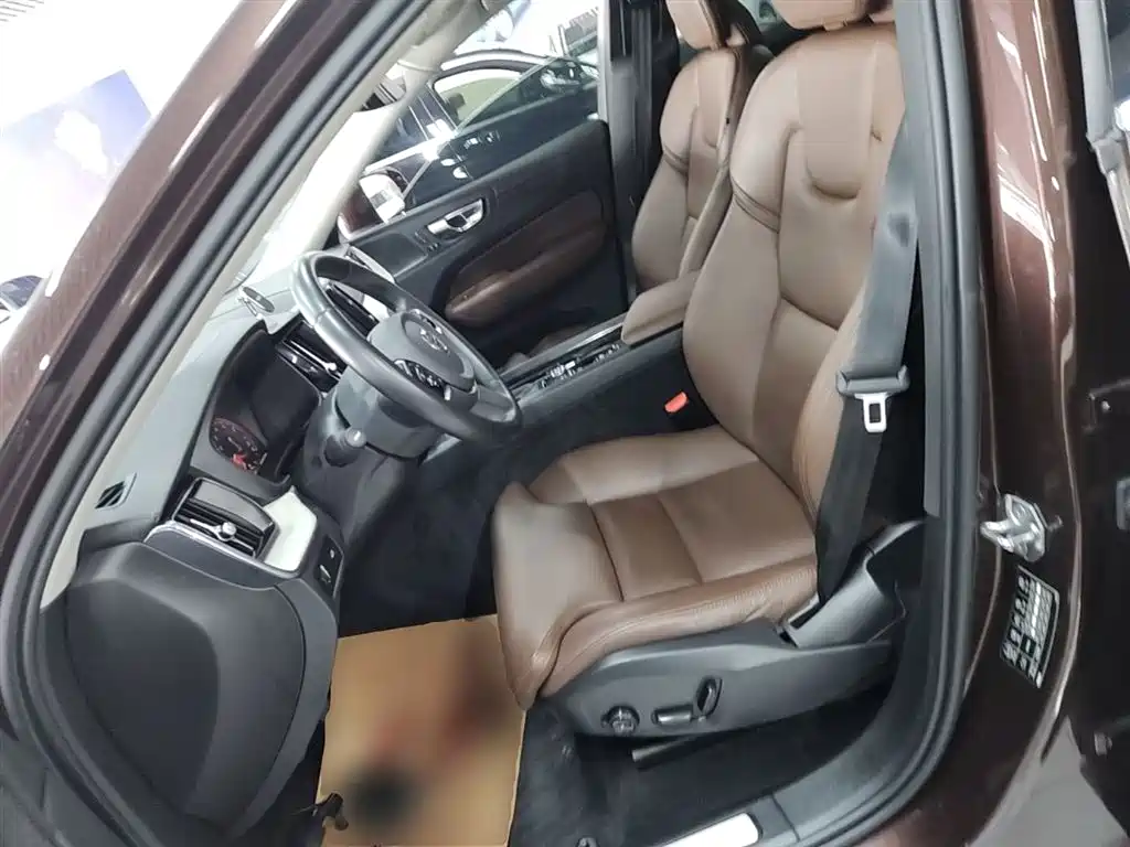 Volvo XC60 — фото 15