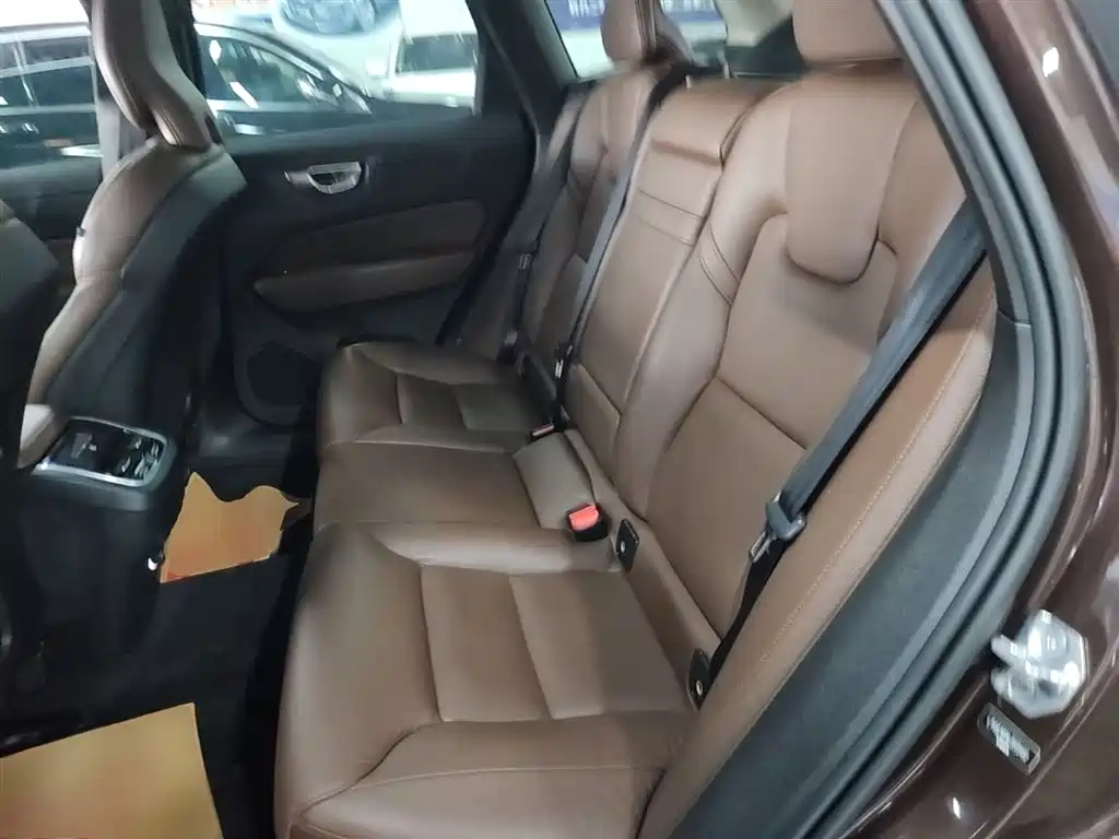 Volvo XC60 — фото 17