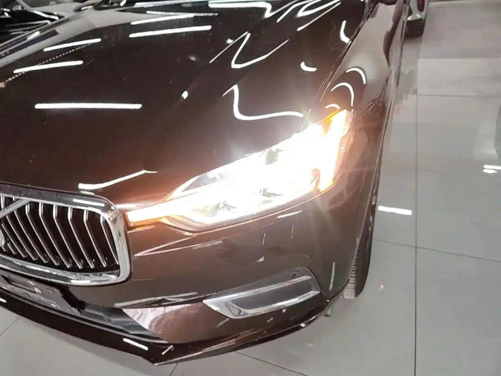 Volvo XC60 — фото 24