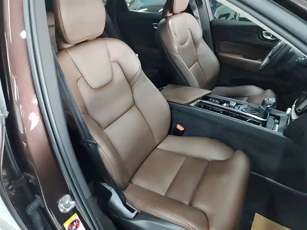 Volvo XC60 — фото 25