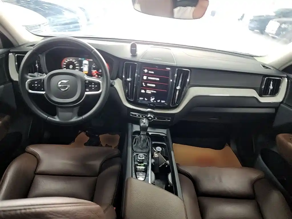 Volvo XC60 — фото 10