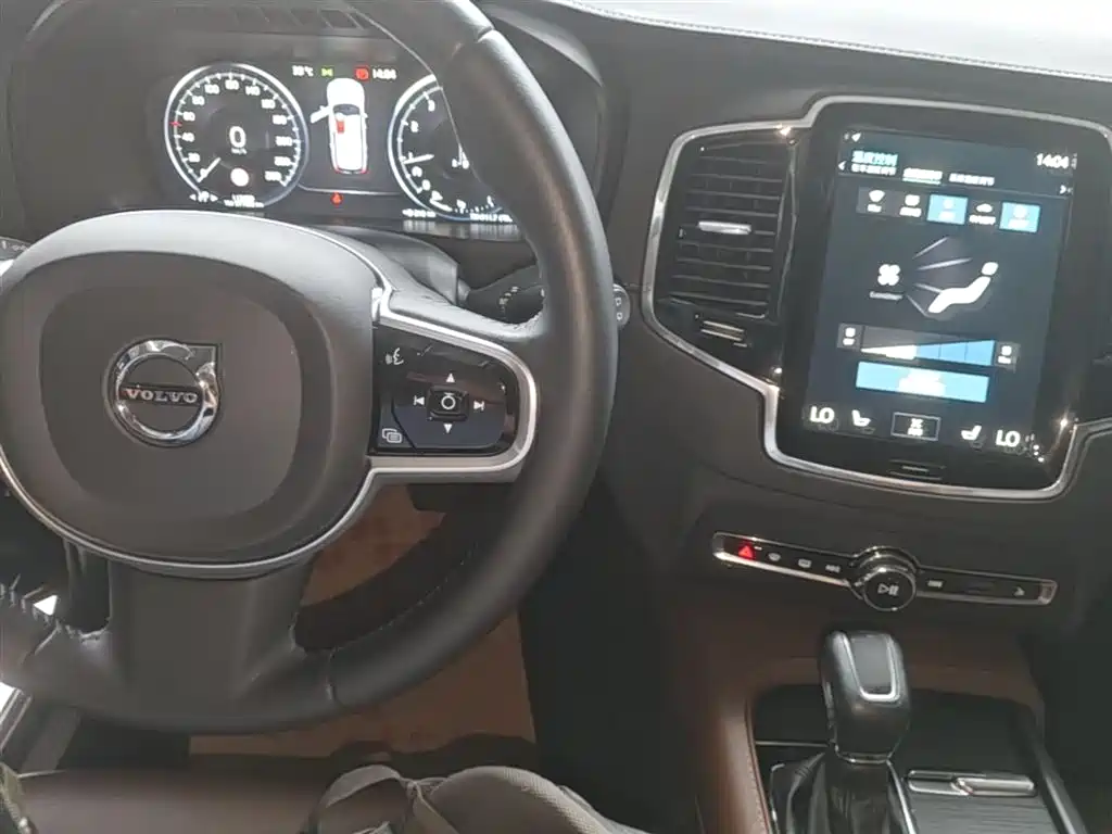 Volvo XC90 — фото 10