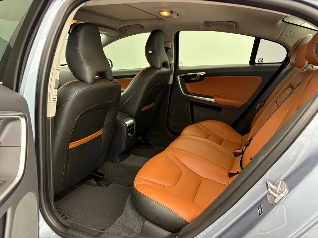 Volvo S60 — фото 10