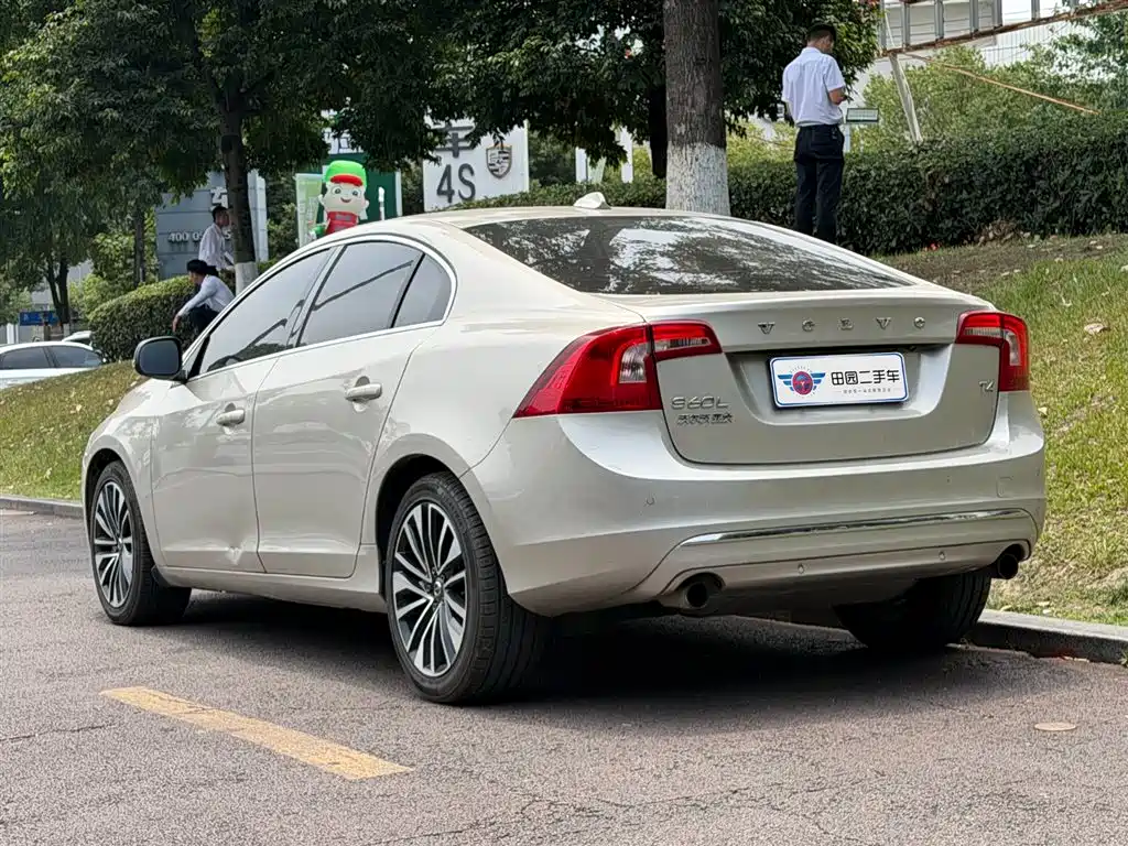 Volvo S60 — фото 4