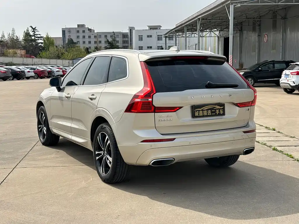 Volvo XC60 — фото 11