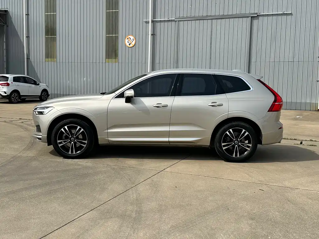 Volvo XC60 — фото 12