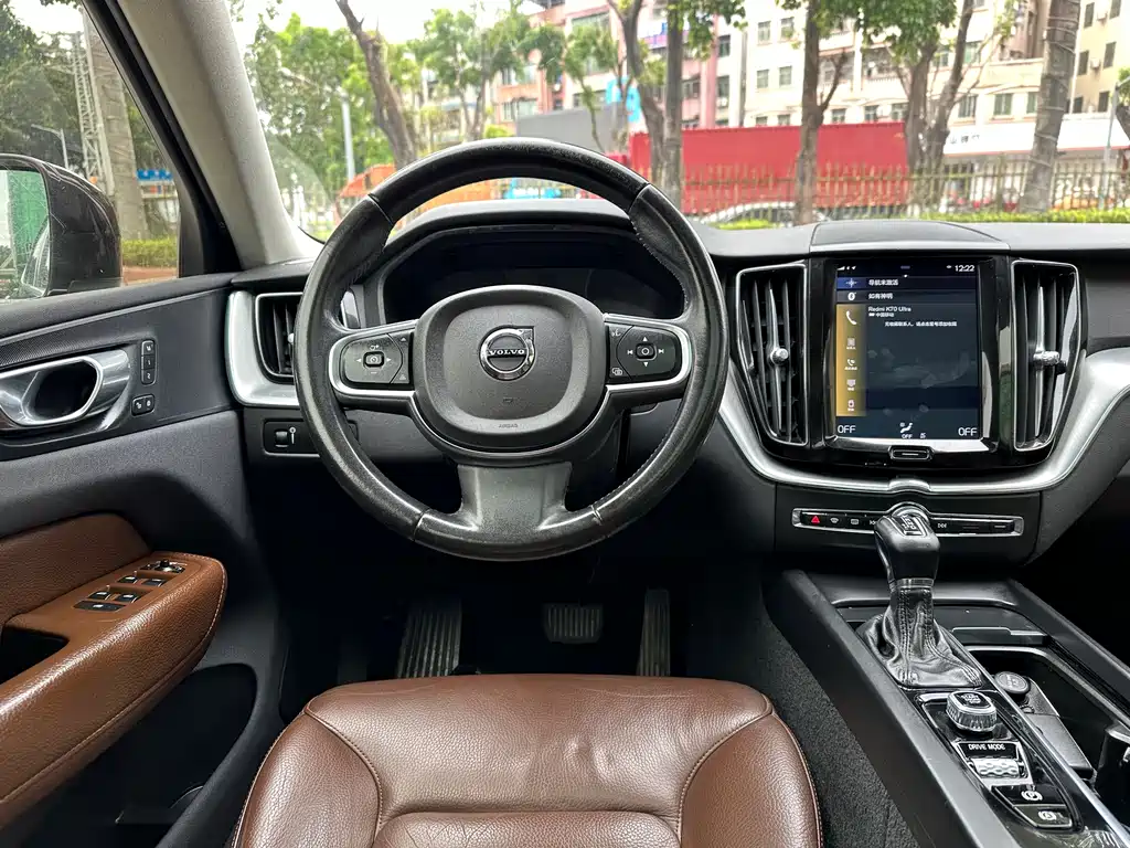 Volvo XC60 — фото 14