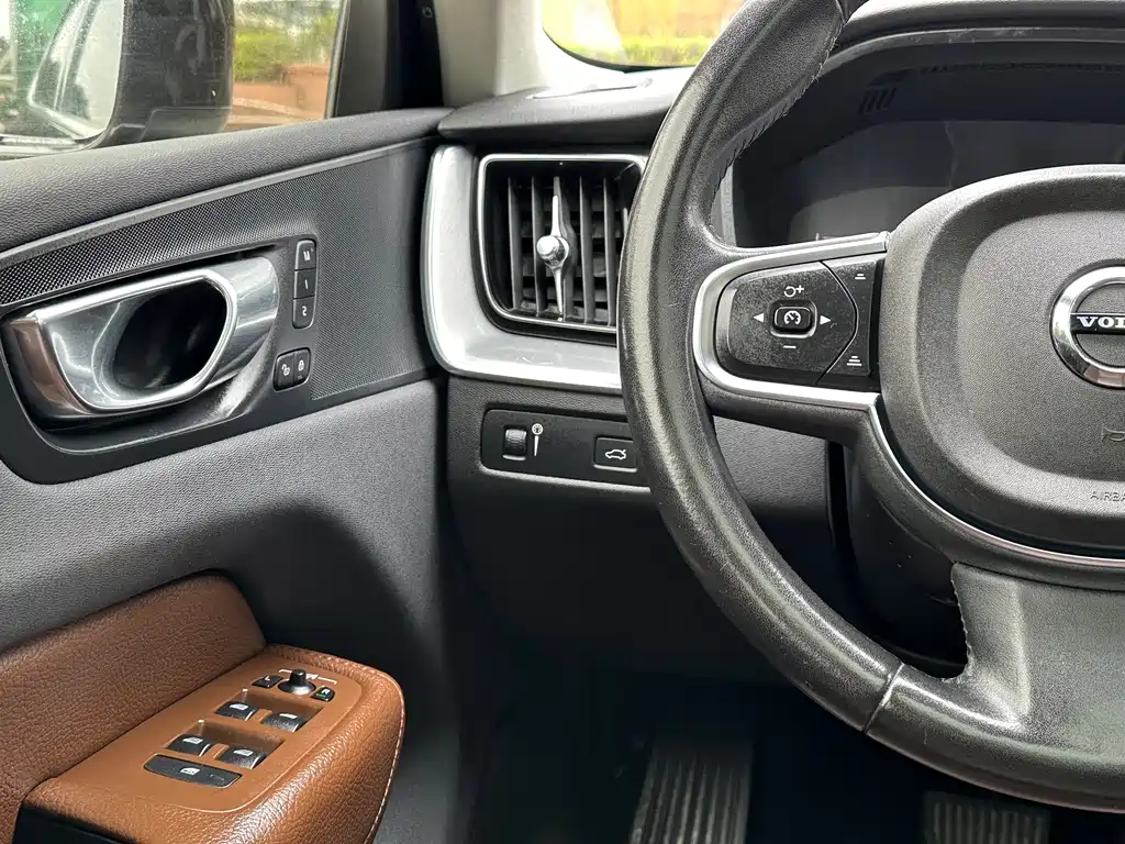 Volvo XC60 — фото 15
