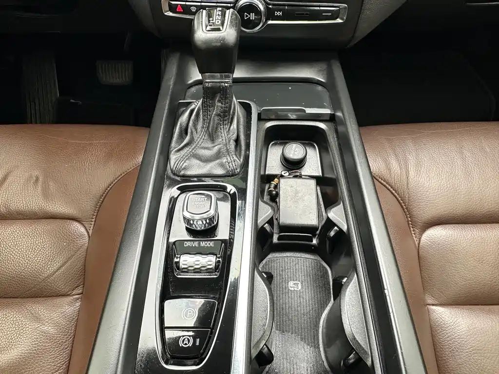 Volvo XC60 — фото 18