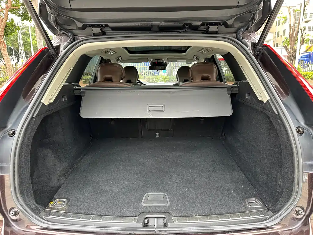 Volvo XC60 — фото 10
