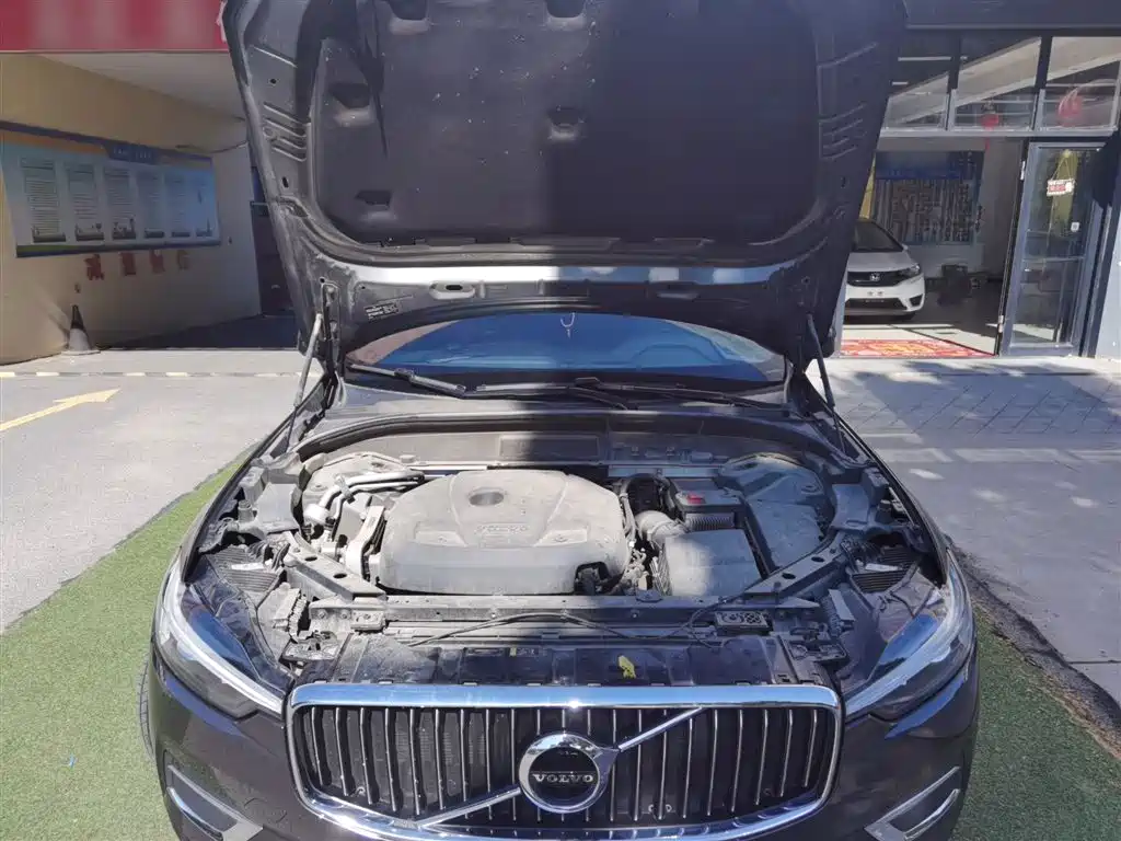 Volvo XC60 — фото 10
