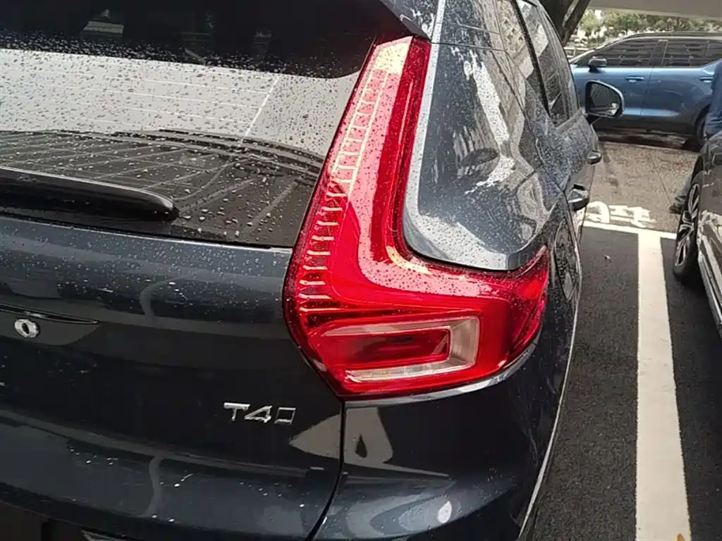 Volvo XC40 — фото 8