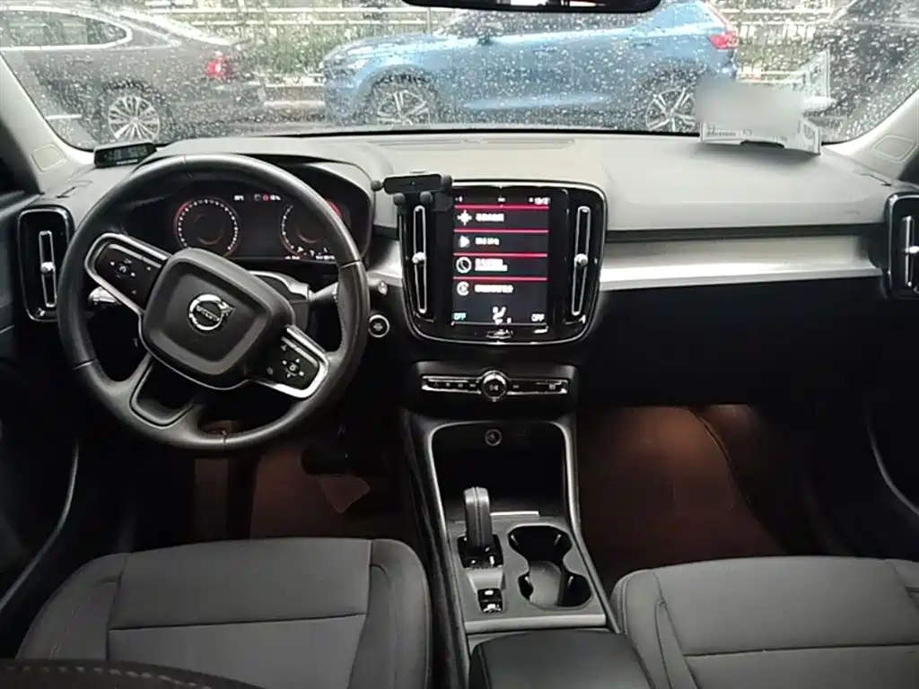 Volvo XC40 — фото 10