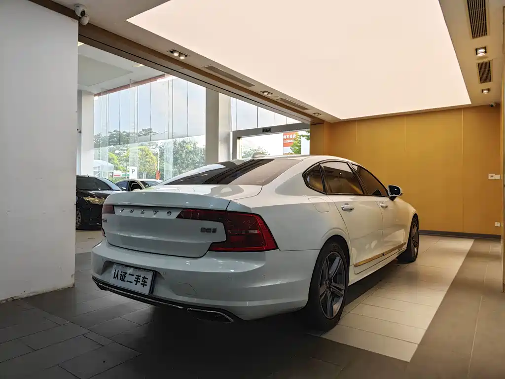 Volvo S90 — фото 31