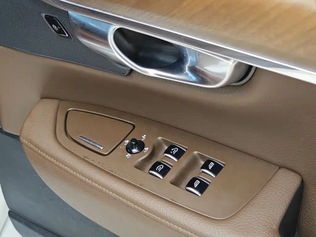 Volvo S90 — фото 33