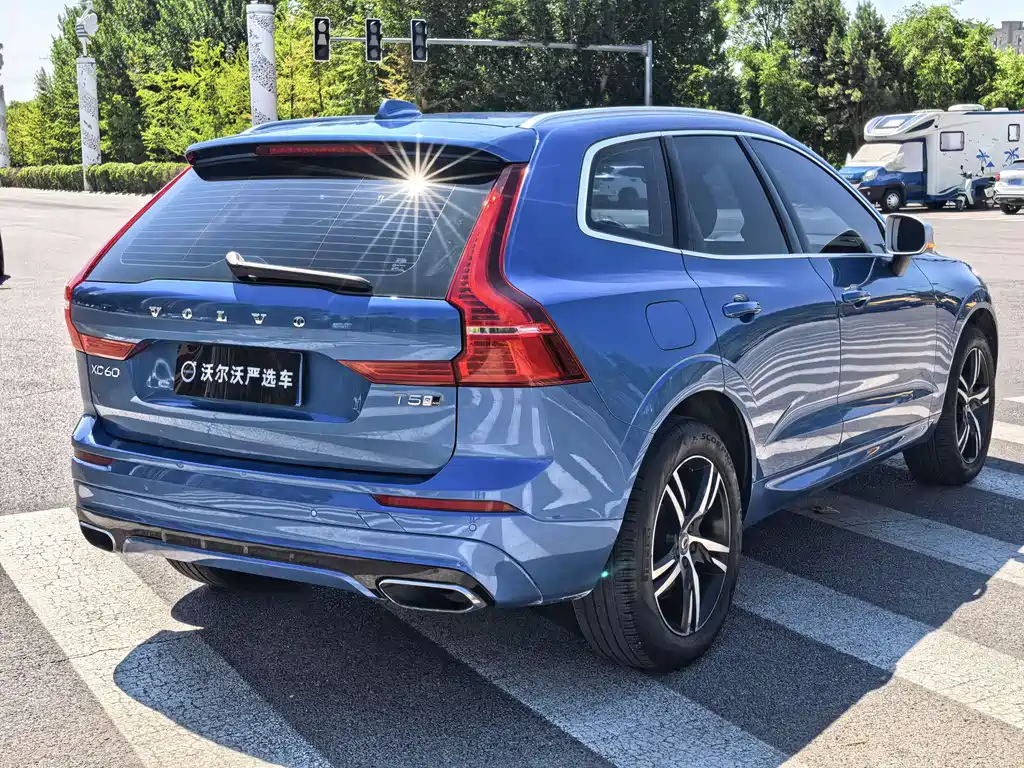 Volvo XC60 — фото 9