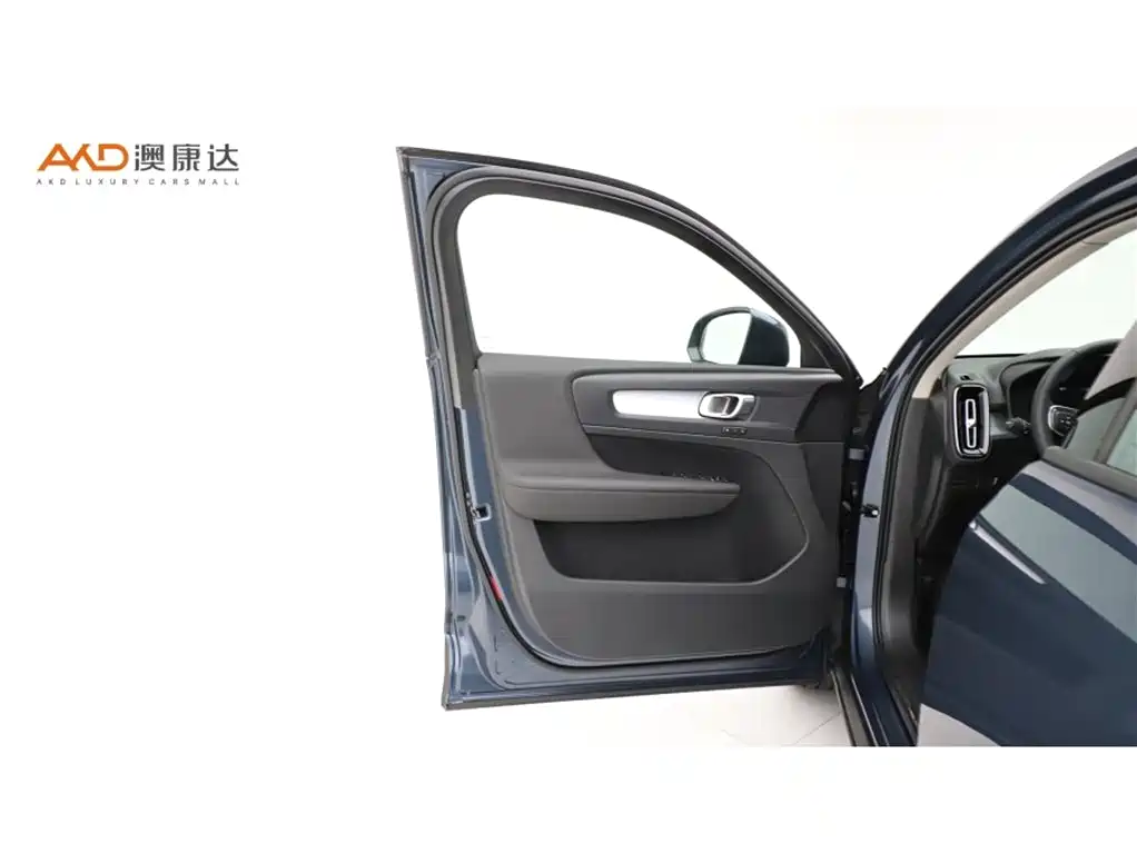 Volvo XC40 — фото 10