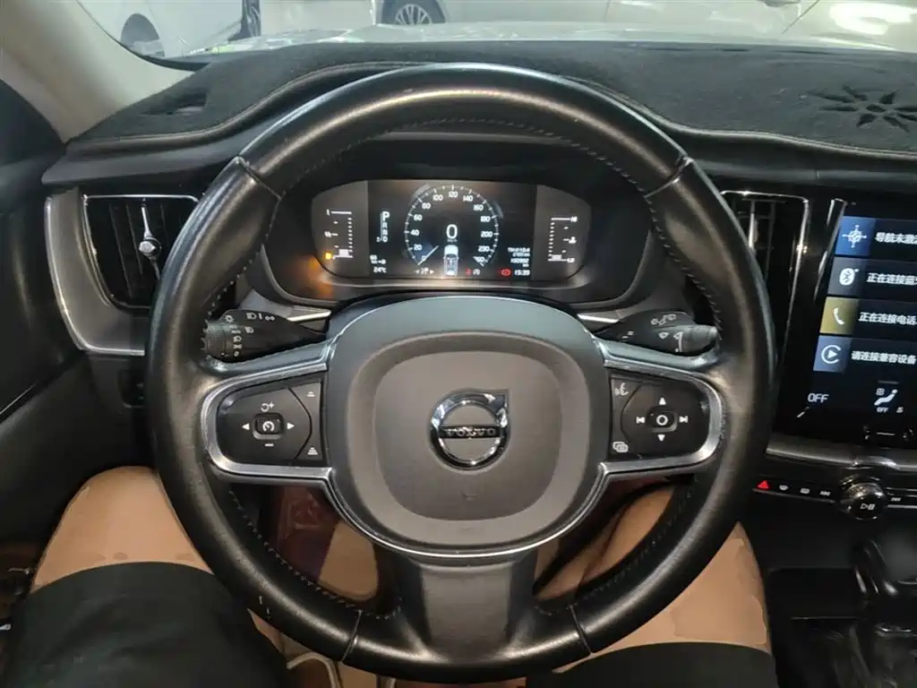 Volvo XC60 — фото 11