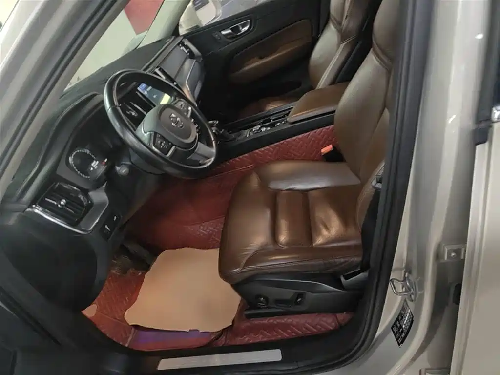 Volvo XC60 — фото 15