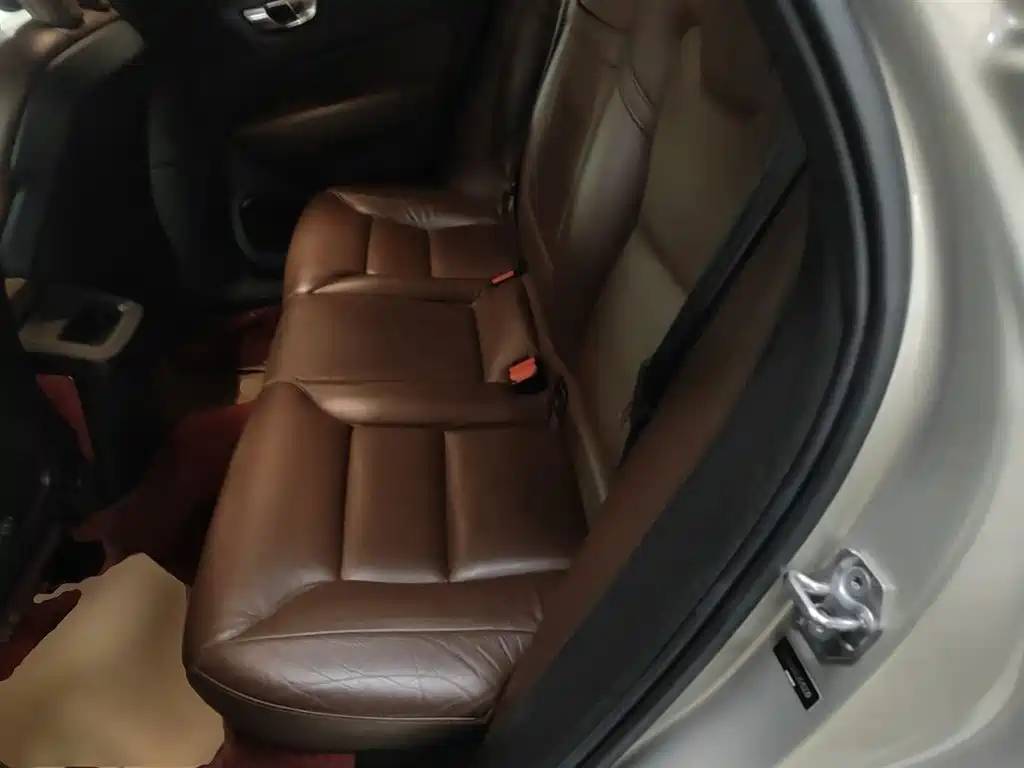Volvo XC60 — фото 17
