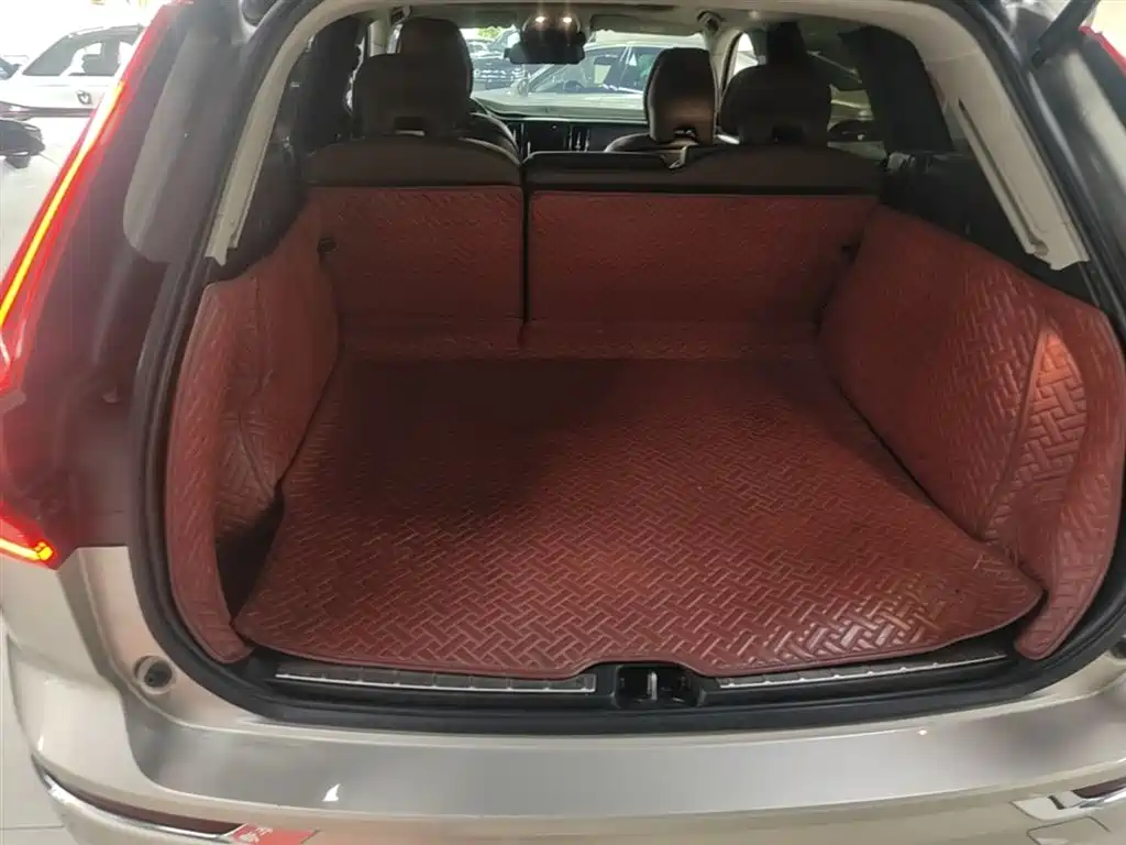 Volvo XC60 — фото 19