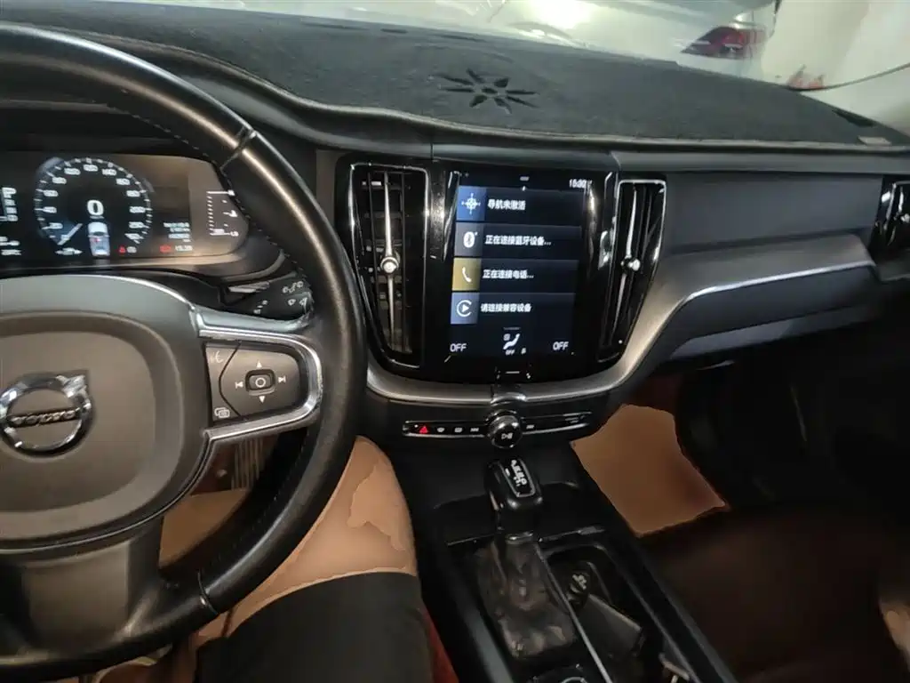 Volvo XC60 — фото 10