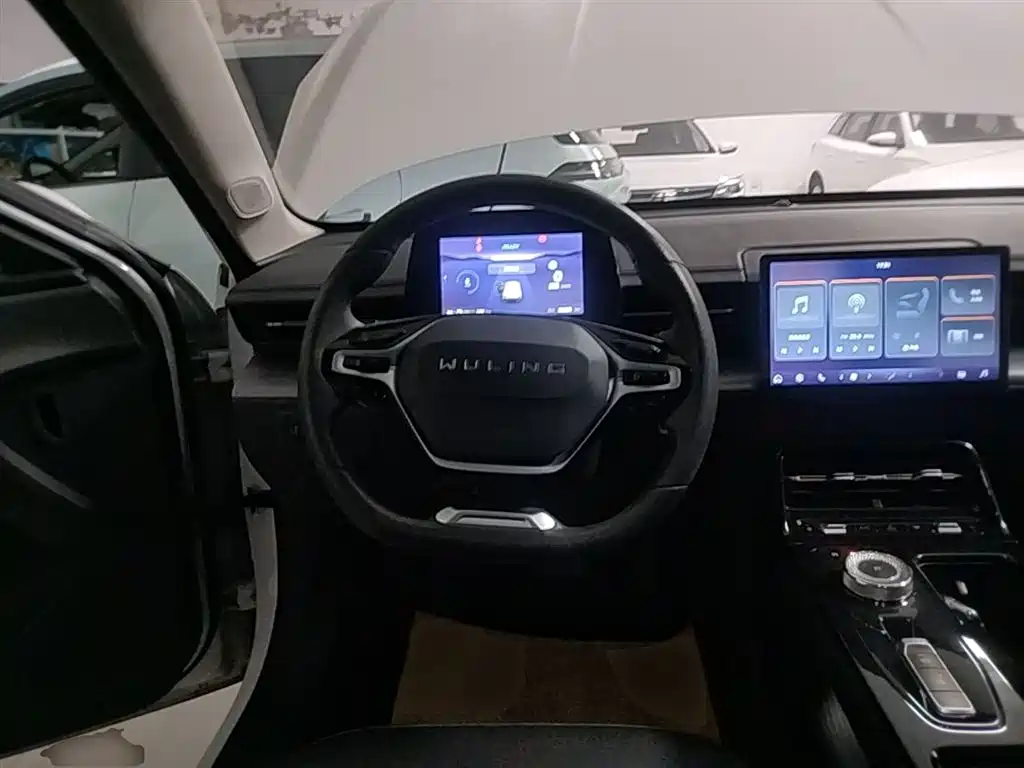 Wuling Wuling E5 — фото 11