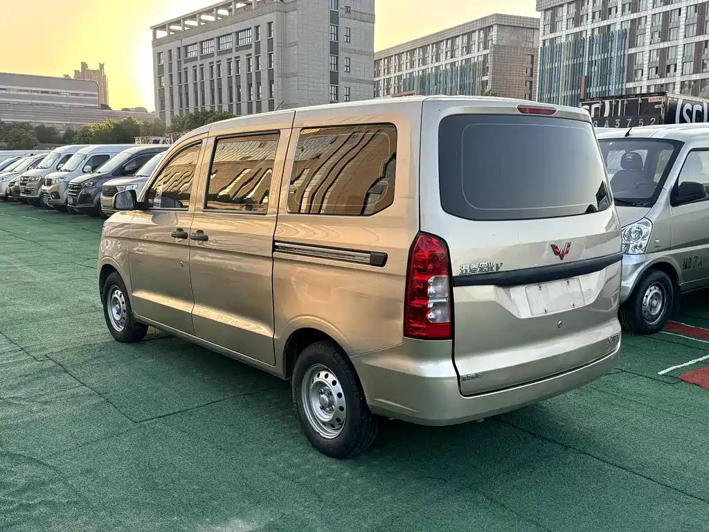 Wuling Hongguang V — фото 6