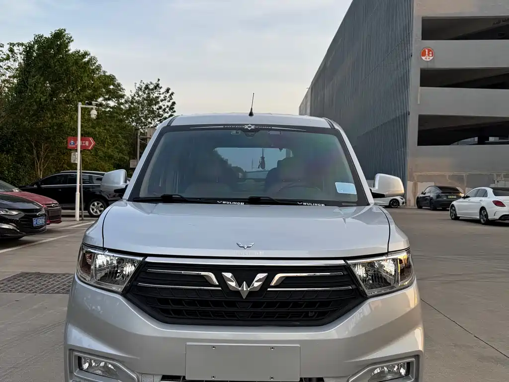 Wuling Hongguang V — фото 2