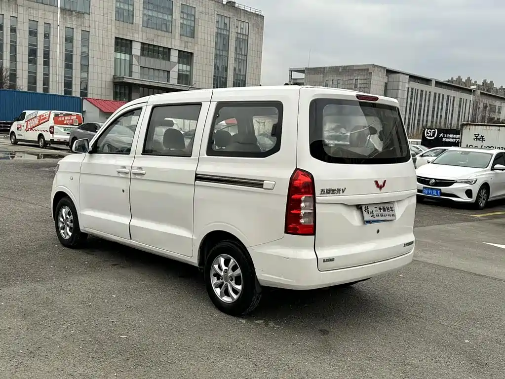 Wuling Hongguang V — фото 4