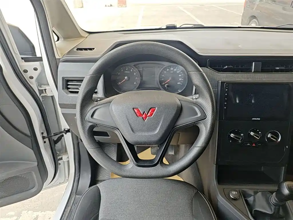 Wuling Hongguang PLUS — фото 11
