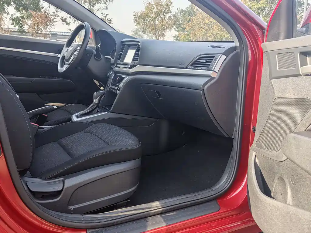 Hyundai Elantra — фото 13