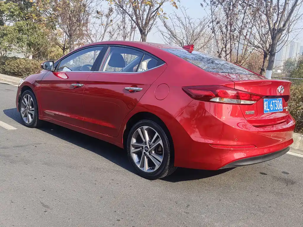 Hyundai Elantra — фото 20