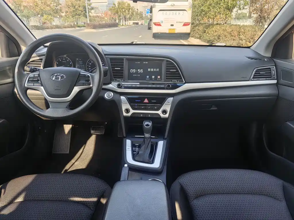 Hyundai Elantra — фото 8