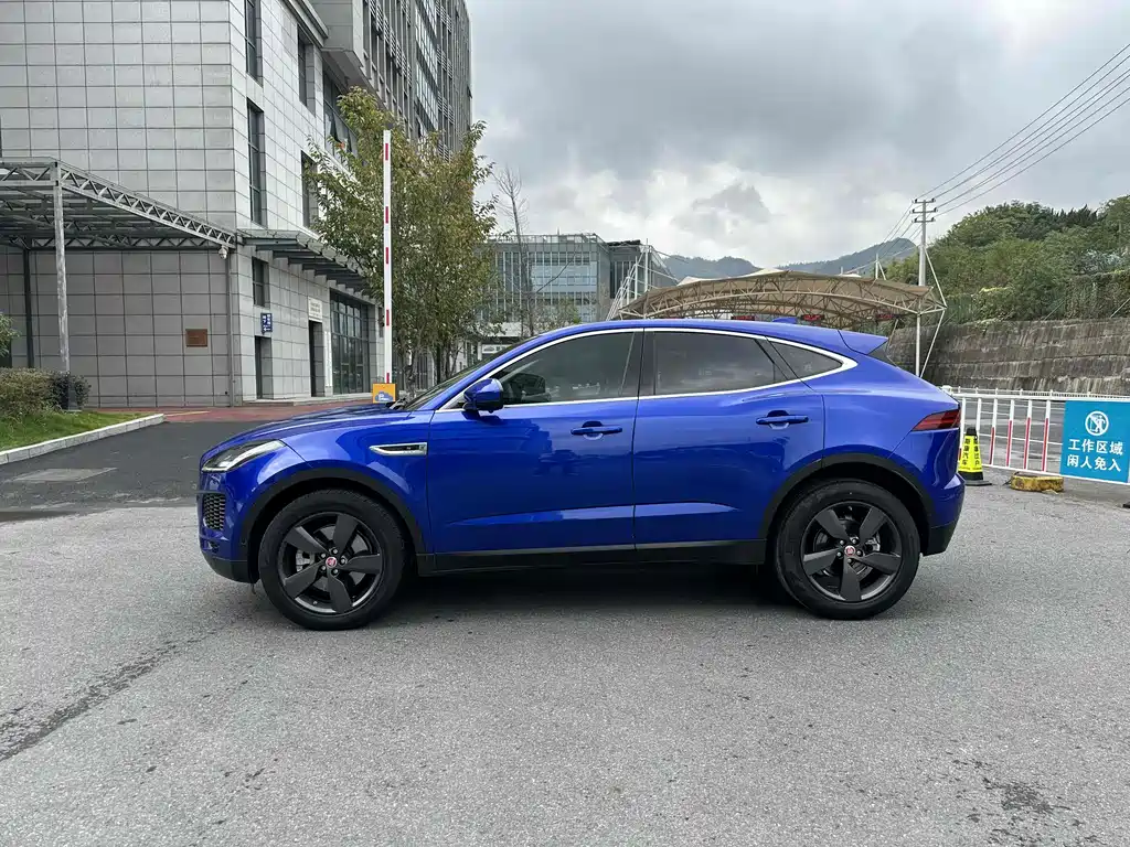Jaguar E-PACE — фото 3