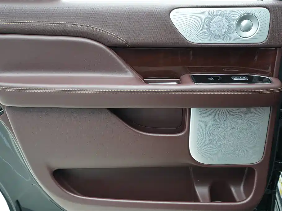 Lincoln Navigator — фото 17
