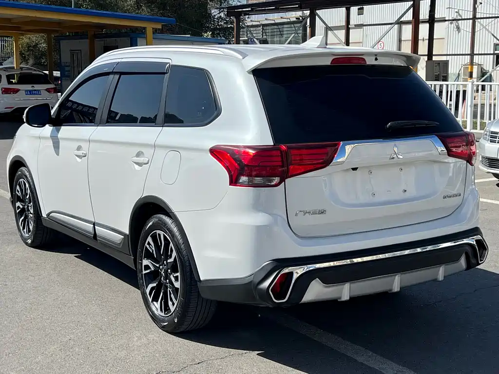 Mitsubishi Outlander — фото 7