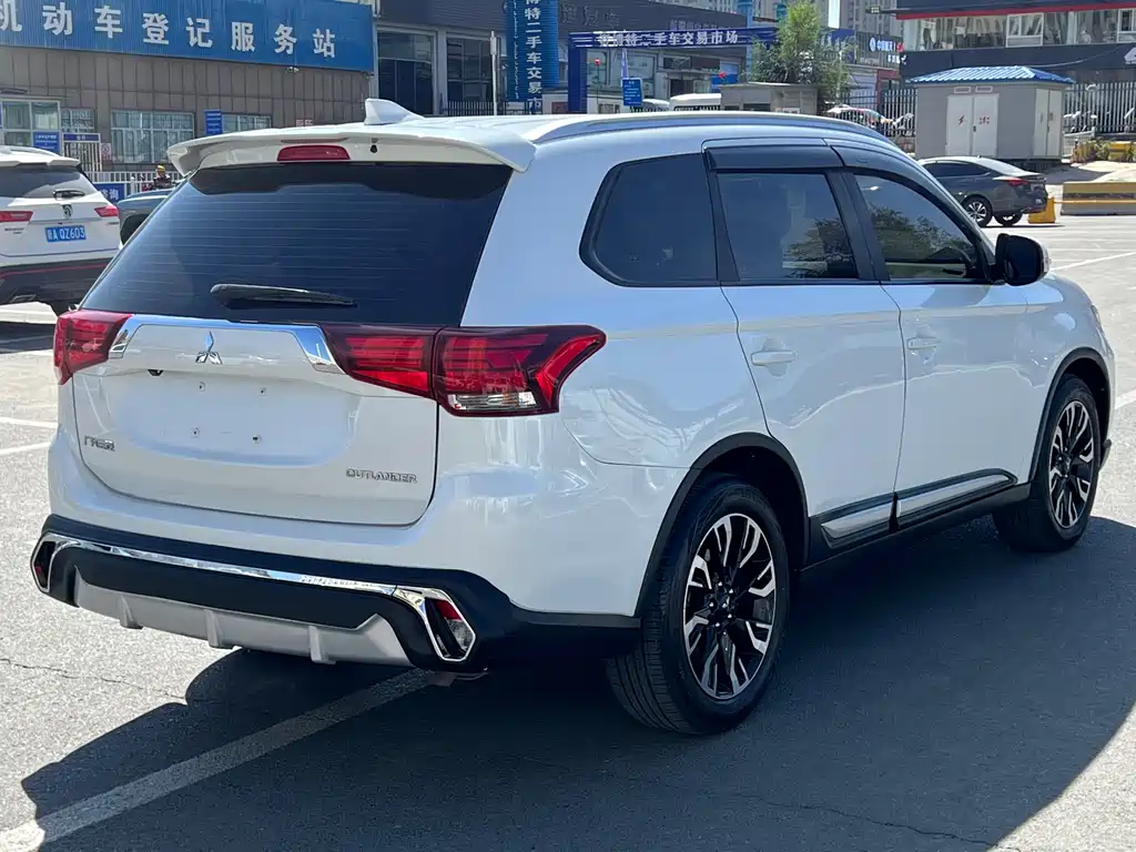 Mitsubishi Outlander — фото 9