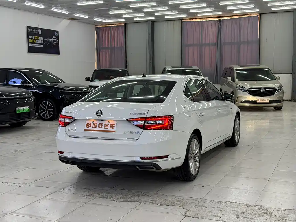 Skoda Superb — фото 16