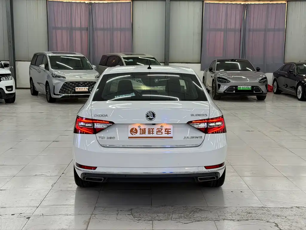 Skoda Superb — фото 17