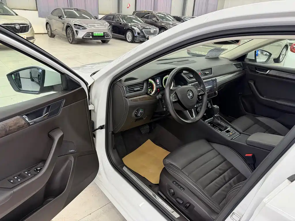 Skoda Superb — фото 4