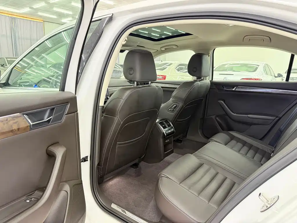 Skoda Superb — фото 5