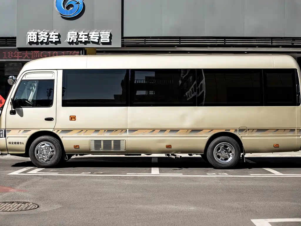Toyota Coaster — фото 24