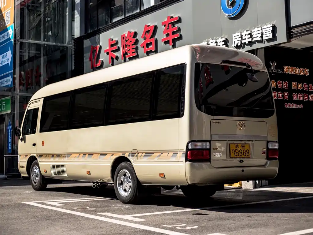 Toyota Coaster — фото 25