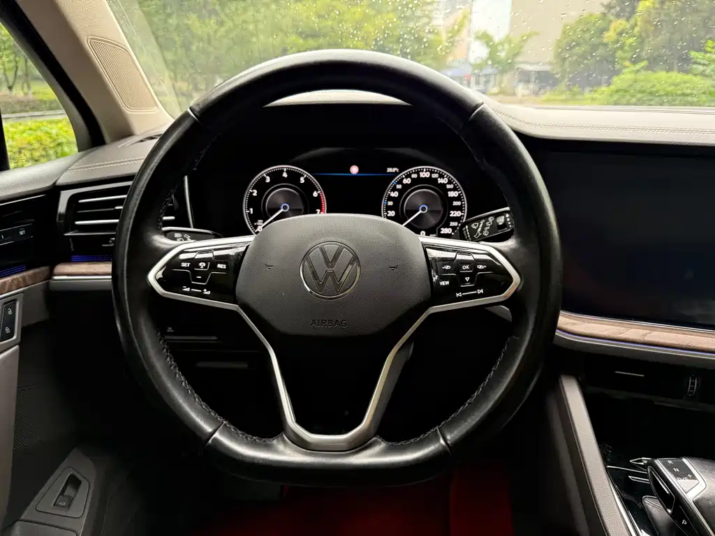 Volkswagen Touareg — фото 10